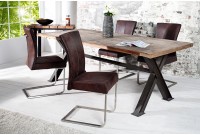 Deux chaises marron avec piètement en métal chromé