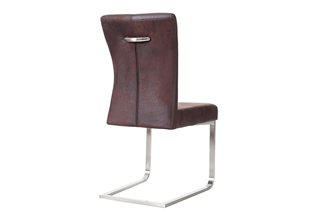 Deux chaises marron avec piètement en métal chromé
