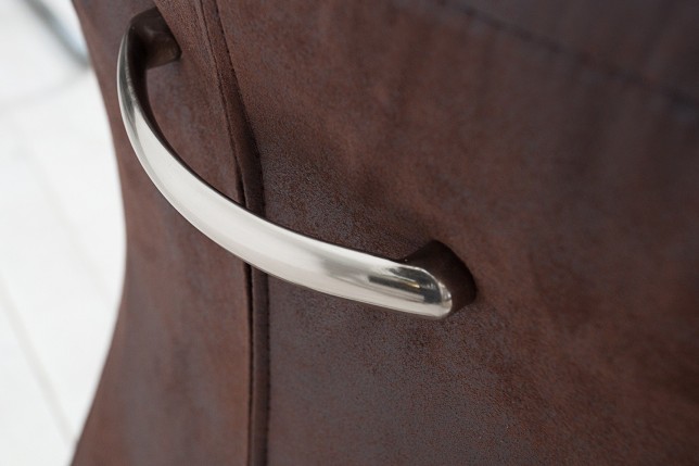 Deux chaises marron avec piètement en métal chromé