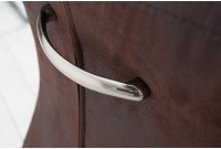 Deux chaises marron avec piètement en métal chromé