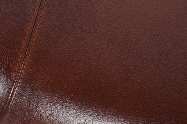 Banc 120 cm design en cuir marron avec piètement en bois massif