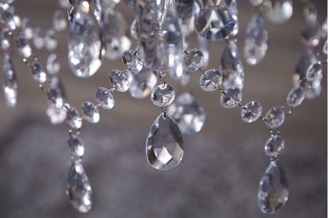 Lustre transparent suspendue  avec 5 bougies