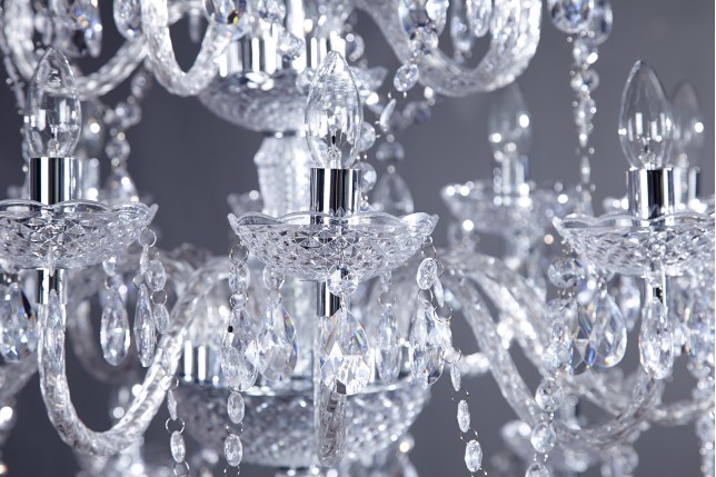 Lustre suspendu classique à 30 bougies coloris transparent
