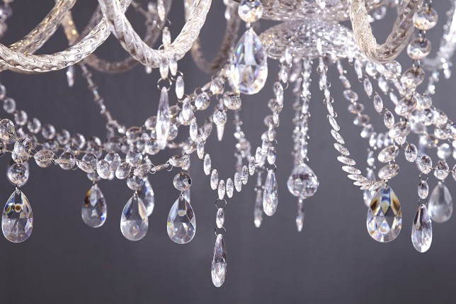Lustre suspendu classique à 30 bougies coloris transparent