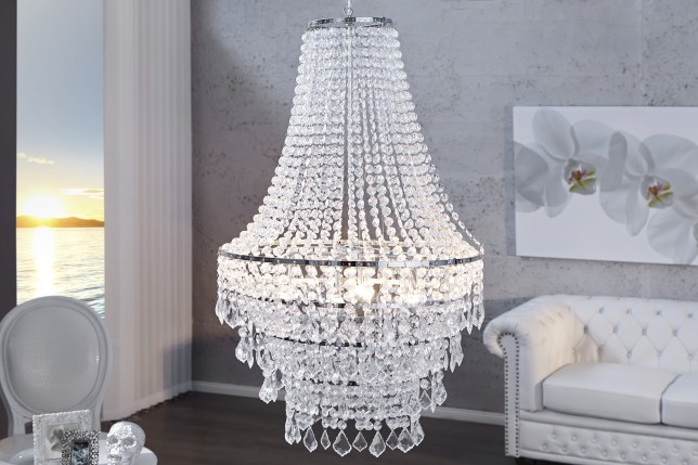 Lustre de luxe avec des cristaux en strass transparent