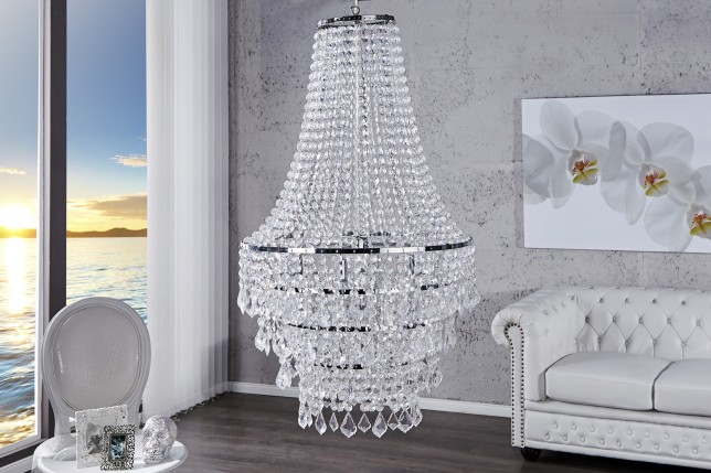 Lustre de luxe avec des cristaux en strass transparent