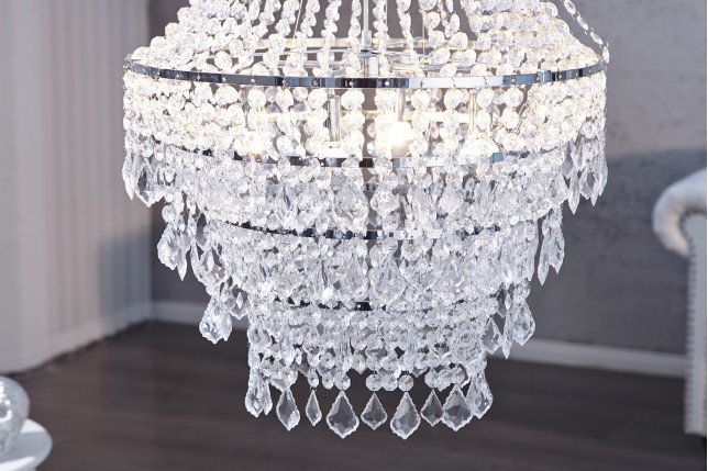 Lustre de luxe avec des cristaux en strass transparent