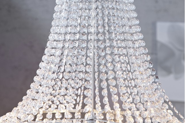 Lustre de luxe avec des cristaux en strass transparent
