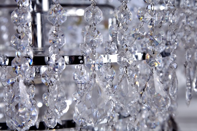 Lustre de luxe avec des cristaux en strass transparent
