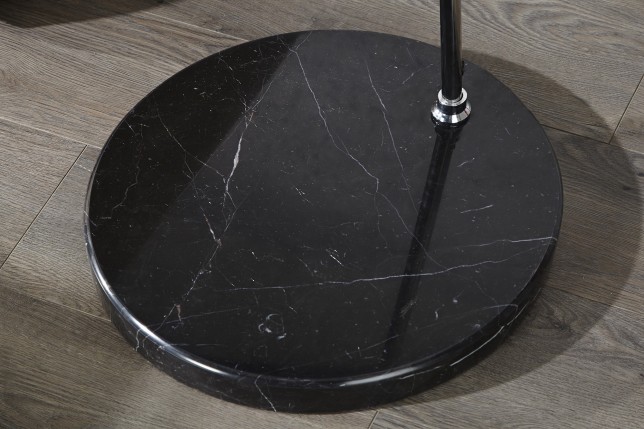 Lampadaire design en métal noir avec abat-jour noir et doré
