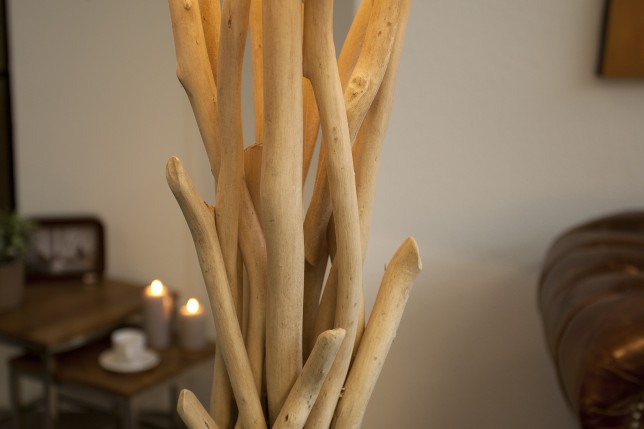 Lampadaire de 155 cm en bois flotté  coloris beige