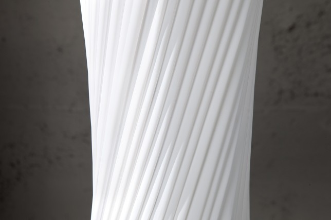 Lampadaire ovale de 180cm en latex plissé blanc