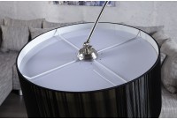 Lampadaire extensible en arc recouvert de fils de nylon noir