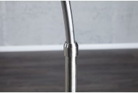 Lampadaire extensible en arc recouvert de fils de nylon noir