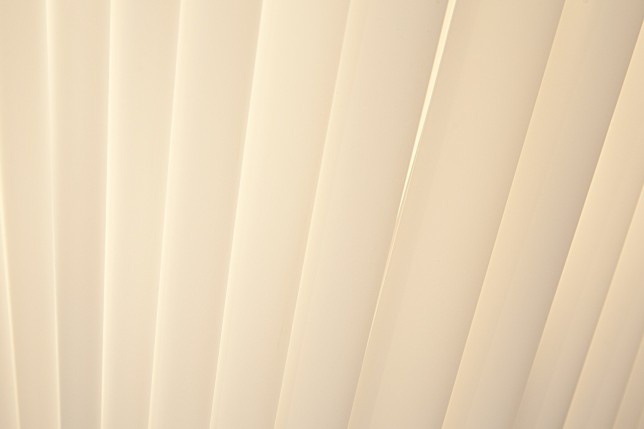 Lampadaire ovale 160 cm en tissu de latex plissé coloris blanc