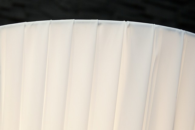 Lampadaire ovale 160 cm en tissu de latex plissé coloris blanc