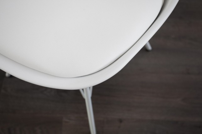 Chaises rétro en simili cuir blanc