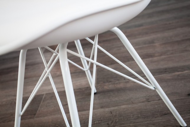 Chaises rétro en simili cuir blanc