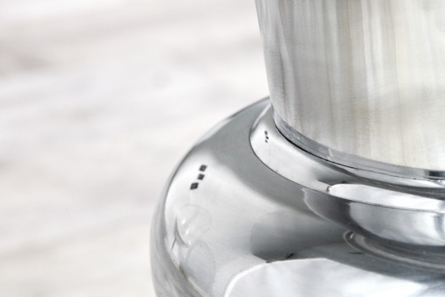Vase design en aluminium de couleur argenté