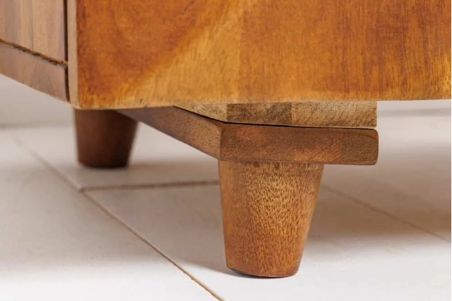 Table de chevet en bois massif de manguier – Design artisanal avec façade 3D sculptée