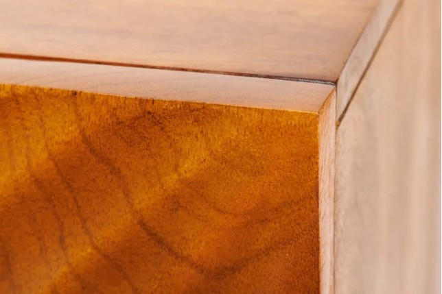 Table de chevet en bois massif de manguier – Design artisanal avec façade 3D sculptée