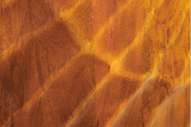 Table de chevet en bois massif de manguier – Design artisanal avec façade 3D sculptée