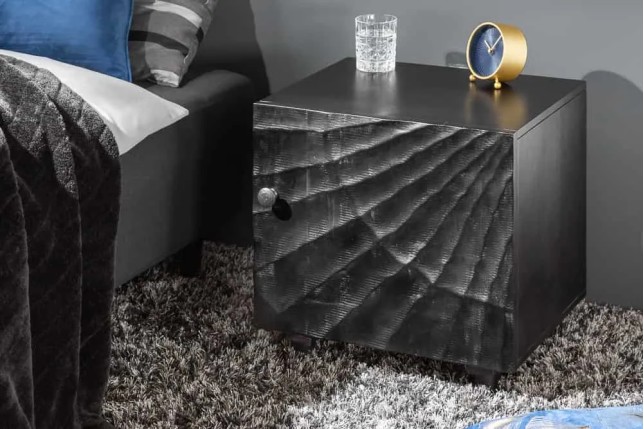 Table de Chevet SCORPION 50 cm – Bois massif de manguier noir avec façades sculptées 3D