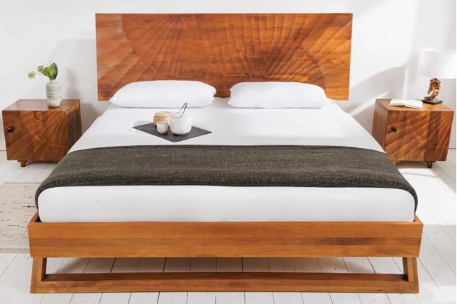 Lit double en bois massif de manguier 180 x 200 cm – Sculpté à la main, finition brune élégante