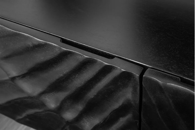 Meuble TV suspendu SCORPION 160 cm – Bois massif de manguier noir sculpté à la main, design moderne