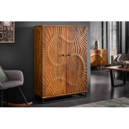 Meuble de bar SCORPION 141 cm – Bois massif de manguier brun sculpté, piètement noir, rangement pour bouteilles et verres