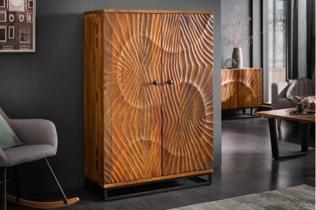 Meuble de bar SCORPION 141 cm – Bois massif de manguier brun sculpté, piètement noir, rangement pour bouteilles et verres