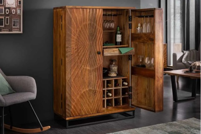 Meuble de bar SCORPION 141 cm – Bois massif de manguier brun sculpté, piètement noir, rangement pour bouteilles et verres