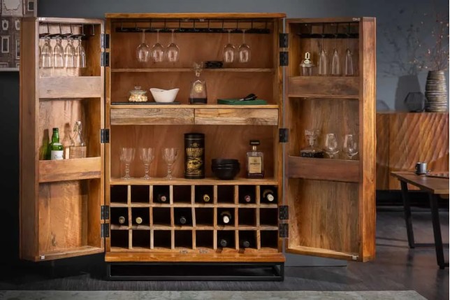 Meuble de bar SCORPION 141 cm – Bois massif de manguier brun sculpté, piètement noir, rangement pour bouteilles et verres