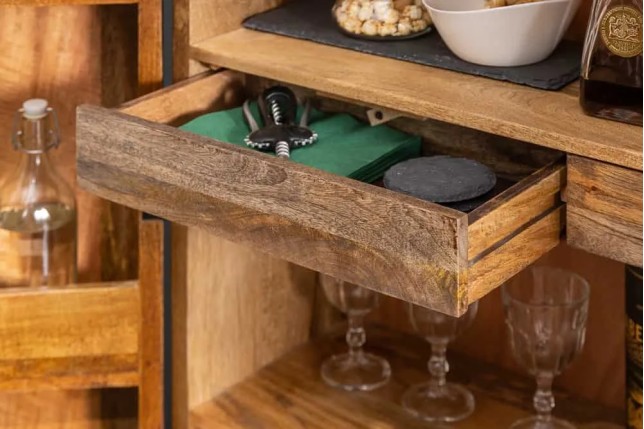 Meuble de bar SCORPION 141 cm – Bois massif de manguier brun sculpté, piètement noir, rangement pour bouteilles et verres