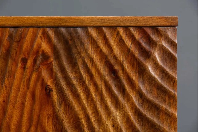Meuble de bar SCORPION 141 cm – Bois massif de manguier brun sculpté, piètement noir, rangement pour bouteilles et verres