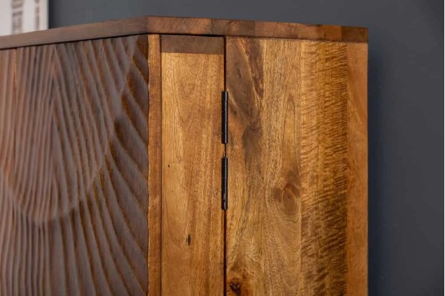 Meuble de bar SCORPION 141 cm – Bois massif de manguier brun sculpté, piètement noir, rangement pour bouteilles et verres