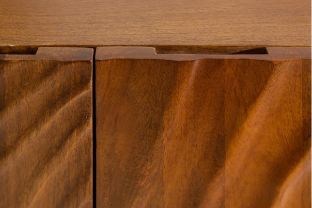 Buffet SCORPION 180 cm – Bois massif de manguier brun sculpté à la main, piètement noir