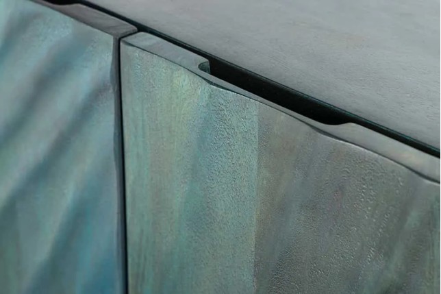 Buffet SCORPION 180 cm – Bois massif de manguier turquoise, détails dorés et façade 3D sculptée