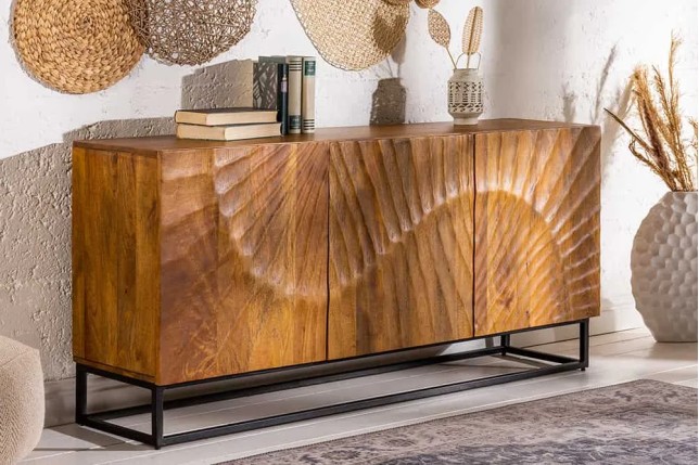 Buffet SCORPION 140 cm – Bois massif de manguier brun, piètement métal noir, façades sculptées 3D