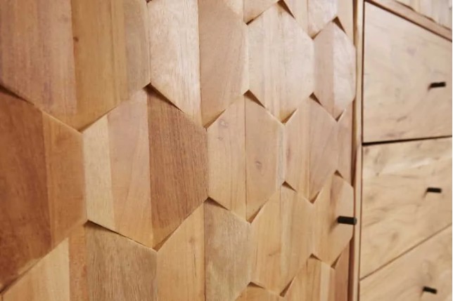 Highboard en bois massif d’acacia MYSTIC salon – 140 cm, finition naturelle avec 3D surface artisanale