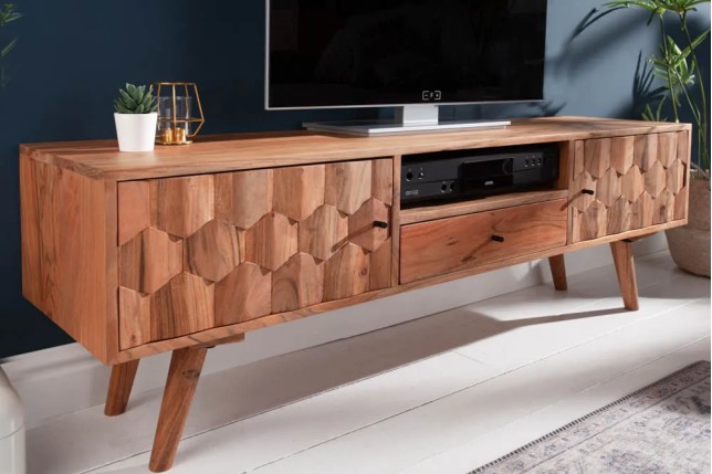 Meuble TV en bois massif d’acacia MYSTIC salon – 140 cm, finition naturelle avec surface 3D artisanale