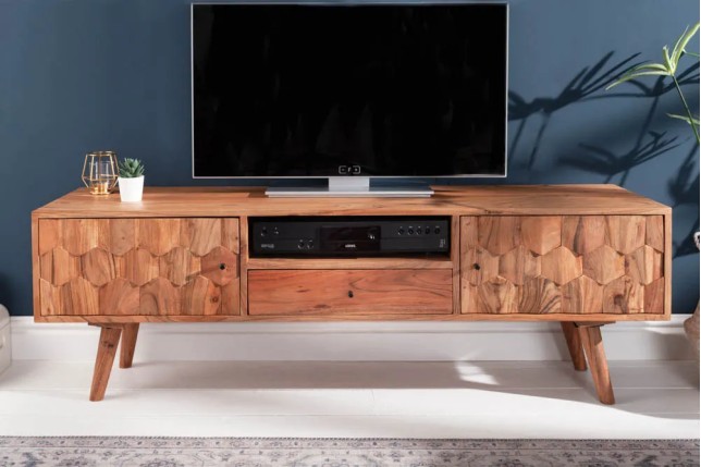 Meuble TV en bois massif d’acacia MYSTIC salon – 140 cm, finition naturelle avec surface 3D artisanale
