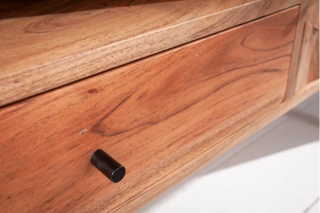 Meuble TV en bois massif d’acacia MYSTIC salon – 140 cm, finition naturelle avec surface 3D artisanale