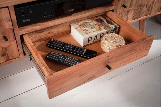 Meuble TV en bois massif d’acacia MYSTIC salon – 140 cm, finition naturelle avec surface 3D artisanale