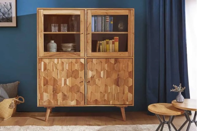 Highboard vitrine en bois massif d’acacia MYSTIC salon – 140 cm, finition naturelle avec surface 3D artisanale