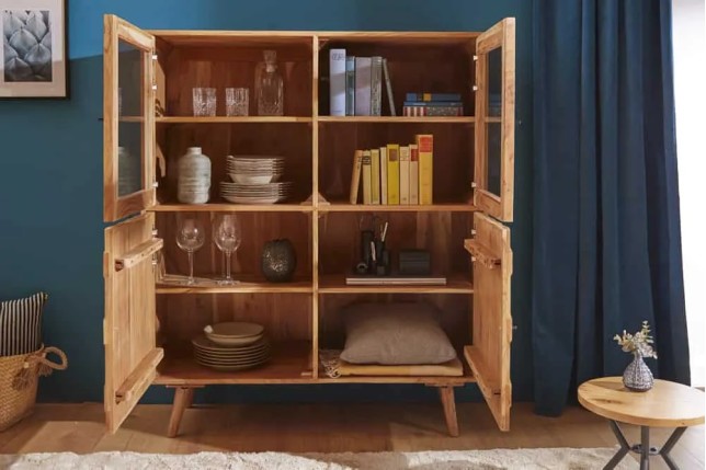 Highboard vitrine en bois massif d’acacia MYSTIC salon – 140 cm, finition naturelle avec surface 3D artisanale