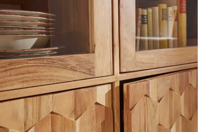 Highboard vitrine en bois massif d’acacia MYSTIC salon – 140 cm, finition naturelle avec surface 3D artisanale