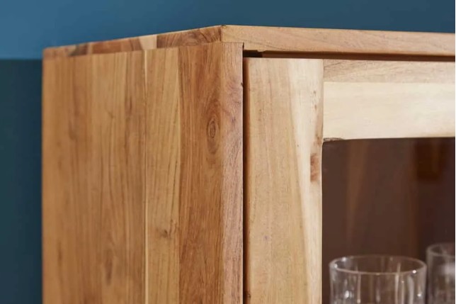 Highboard vitrine en bois massif d’acacia MYSTIC salon – 140 cm, finition naturelle avec surface 3D artisanale