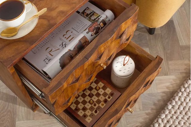Table d’appoint / chevet en bois massif Sheesham MYSTIC LIVING – 60 cm, finition stone avec surface 3D artisanale
