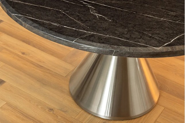 Table ronde ELEGANCIA 130 cm – Plateau en marbre noir et pied colonne en acier chromé